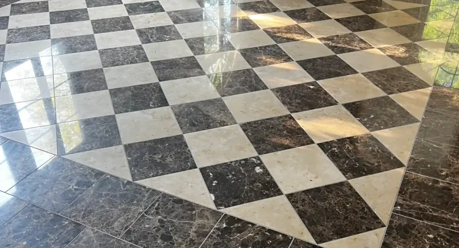 Schwarz-weißer Schachbrettboden aus Marmor mit glänzender Oberfläche.