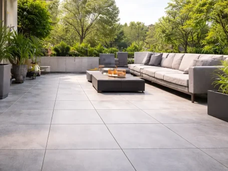 Terrasse mit großformatigen Terrassenplatten und gemütlicher Sitzecke